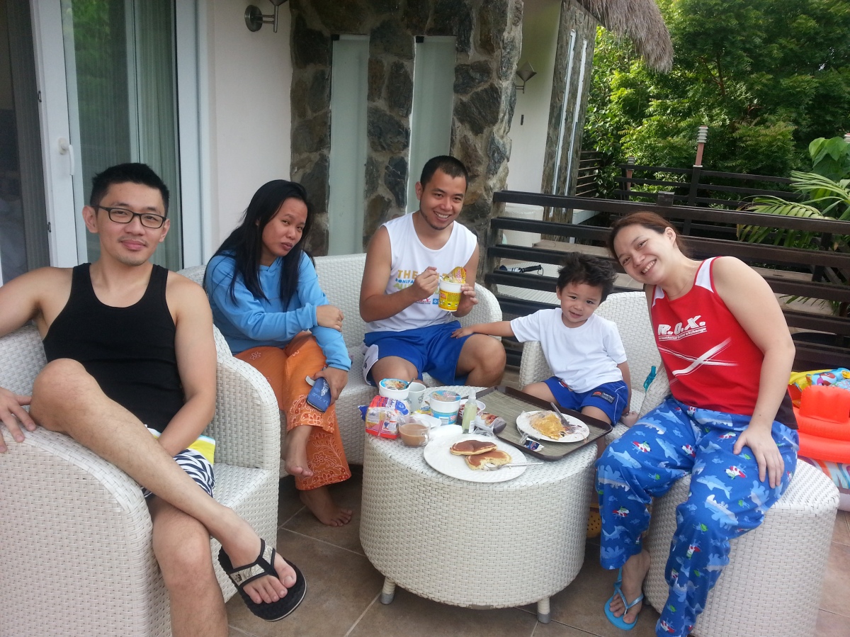 Breakfast is fun with the Bugoys and our Bugoyito.. :)
