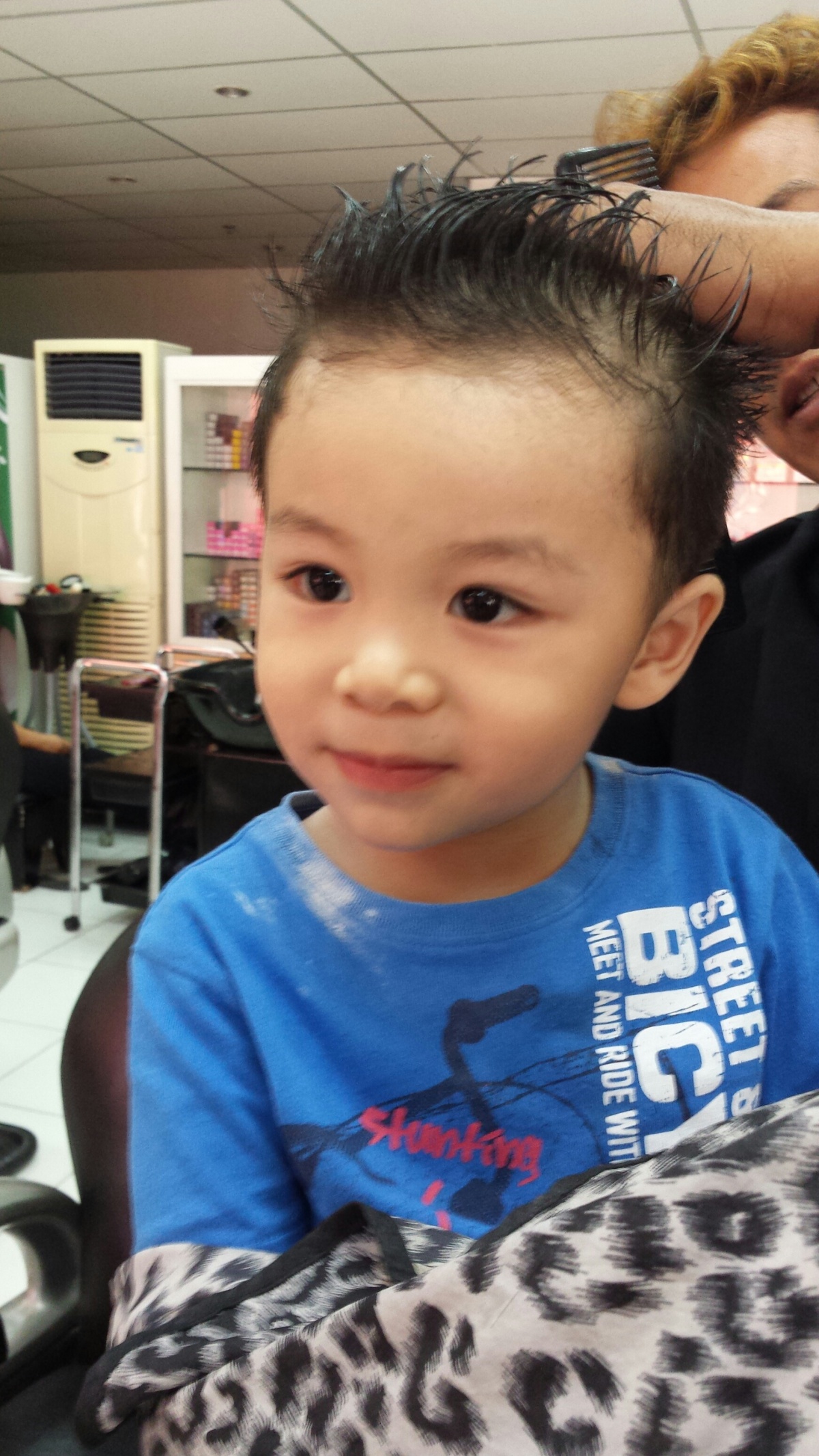 Excitedly waiting for Kuya Eduard to put gel on his hair.. ;)