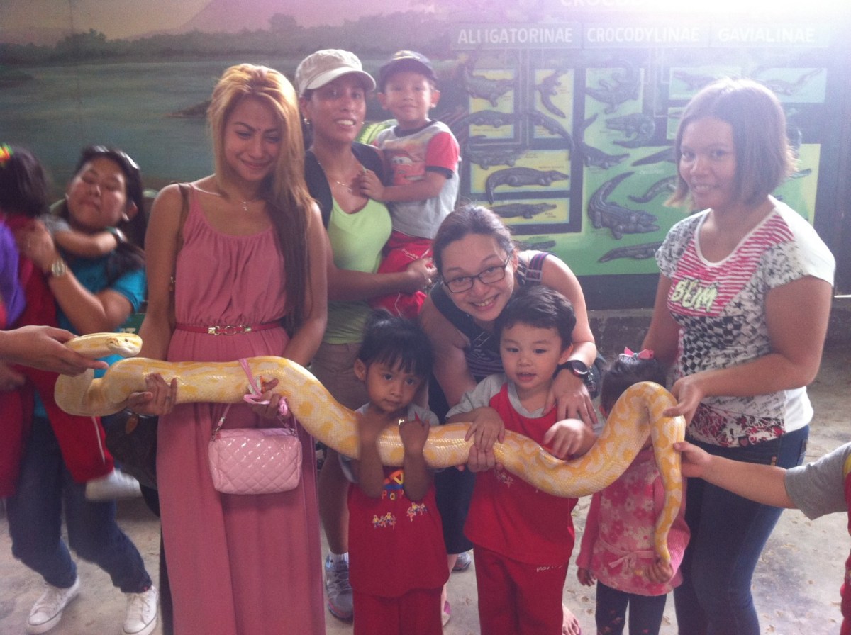 Photo opt with the albino snake na mas ako pa ang natuwa